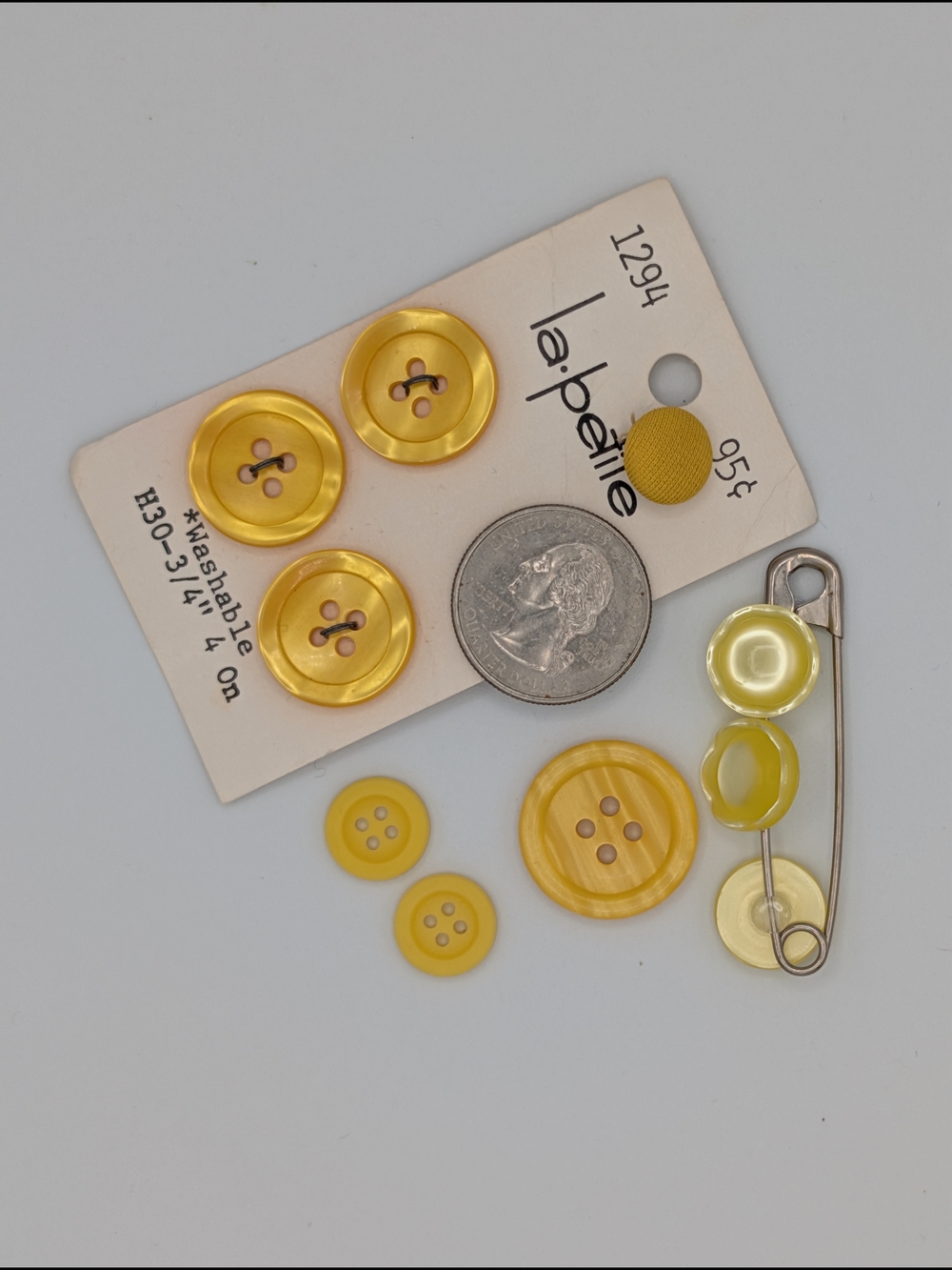 Set Assorted Yellow Vintage Buttons - Picture 2 of 5